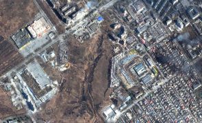 Ucrânia: Rússia bombardeia teatro de Mariupol onde estavam centenas de civis