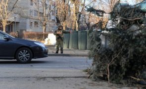 Ucrânia: Fragmentos de míssil russo causam um morto e três feridos em Kiev
