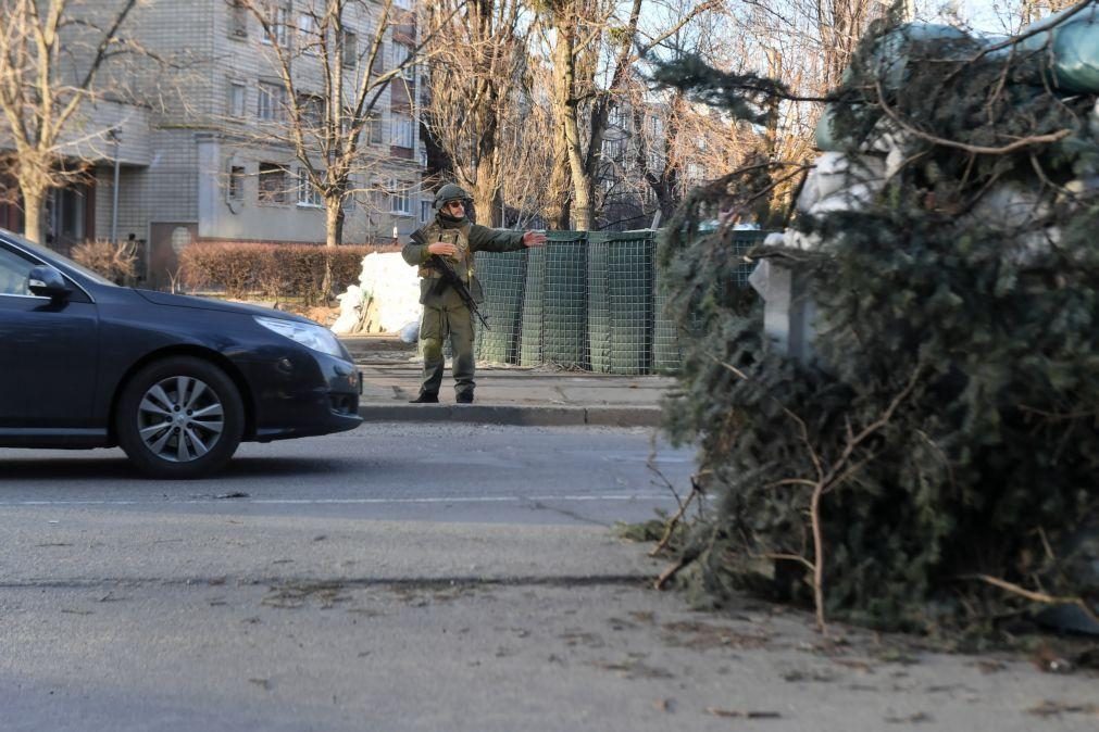 Ucrânia: Fragmentos de míssil russo causam um morto e três feridos em Kiev