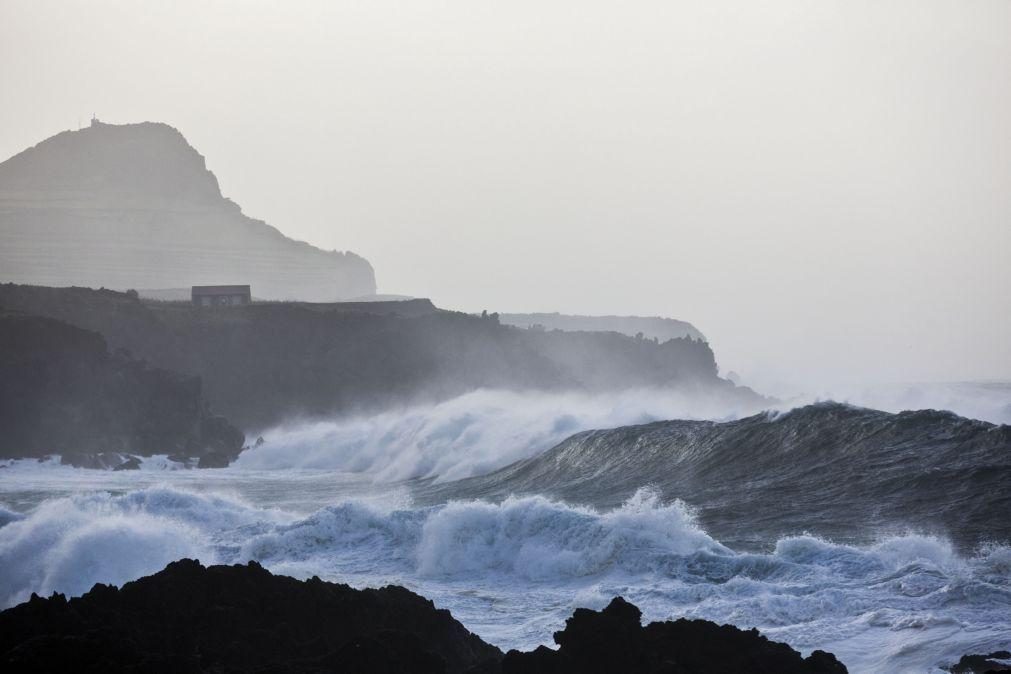 Grupos Ocidental e Central dos Açores com aviso laranja de agitação marítima