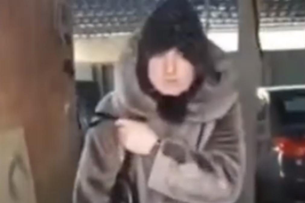 Homem veste-se de mulher e põe peruca para fugir com o filho da Ucrânia