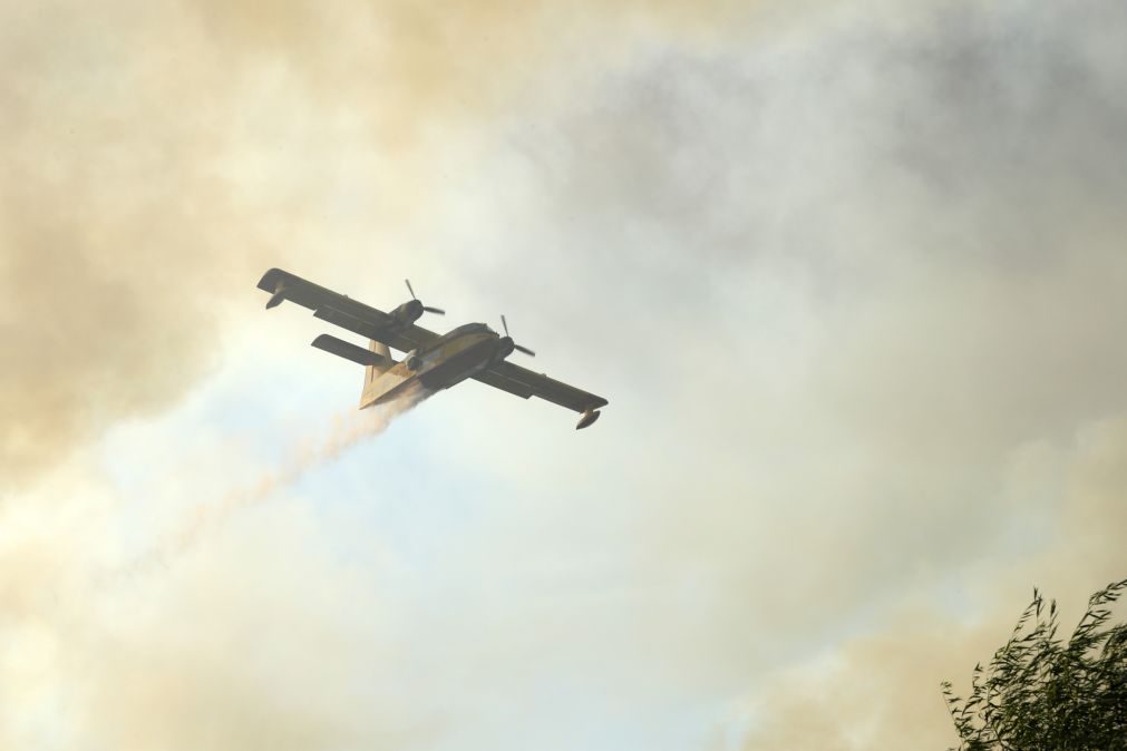 Oito fogos em cinco distritos com mais de 2.000 operacionais e 26 meios aéreos
