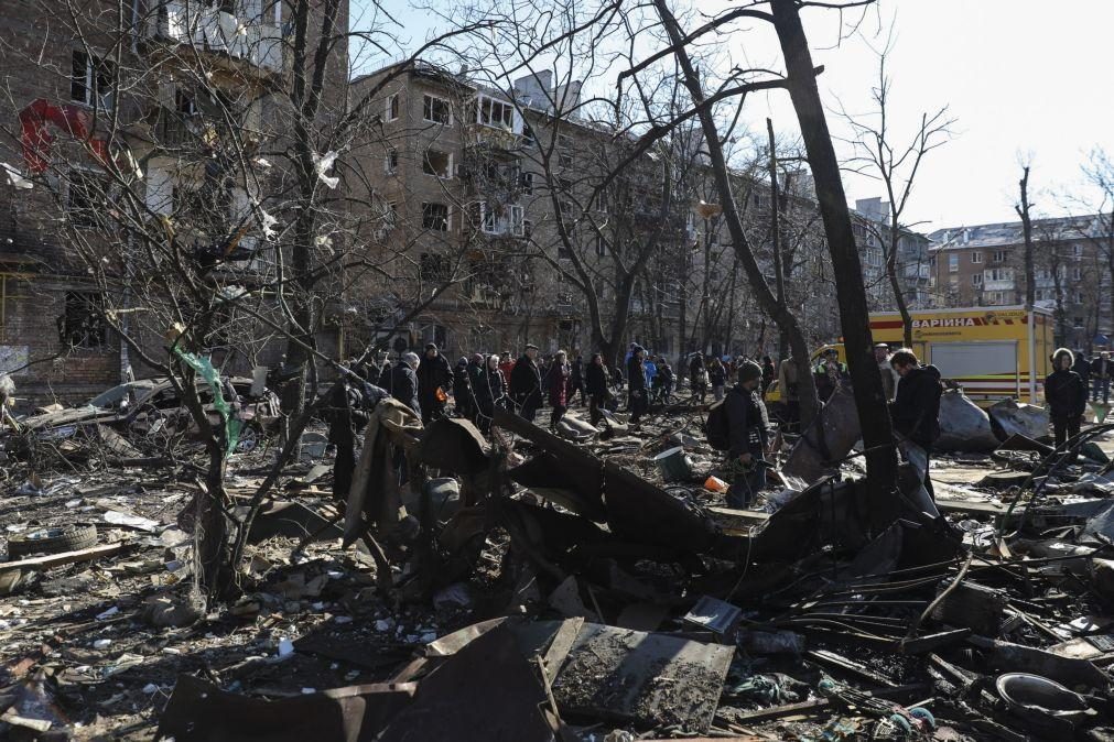 Ucrânia debaixo de bombardeamentos mortais e população aterrorizada em fuga