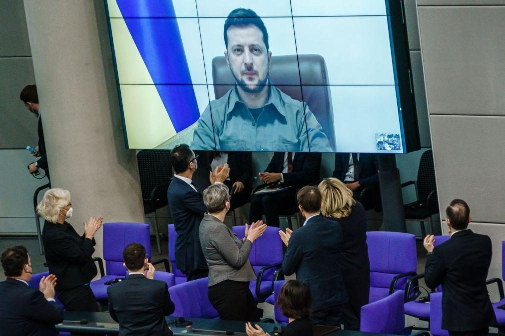 Ucrânia: Zelensky pede negociações que evitem perdas para várias gerações