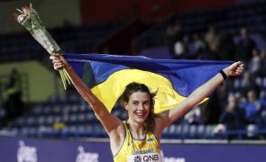 Atletismo/Mundiais: Yaroslava Mahuchikh ergue bandeira ucraniana ao vencer salto em altura