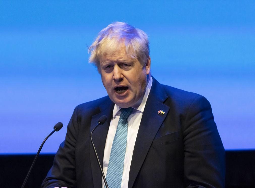 Boris Johnson diz que é vital que Putin fracasse na invasão à Ucrânia