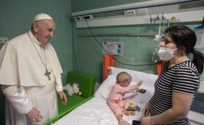Papa visita crianças ucranianas internadas em hospital gerido pelo Vaticano