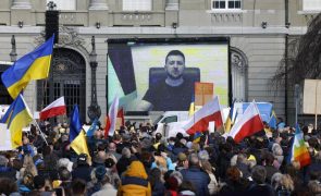 Ucrânia: Zelensky suspende a atividade de vários partidos ligados à Rússia