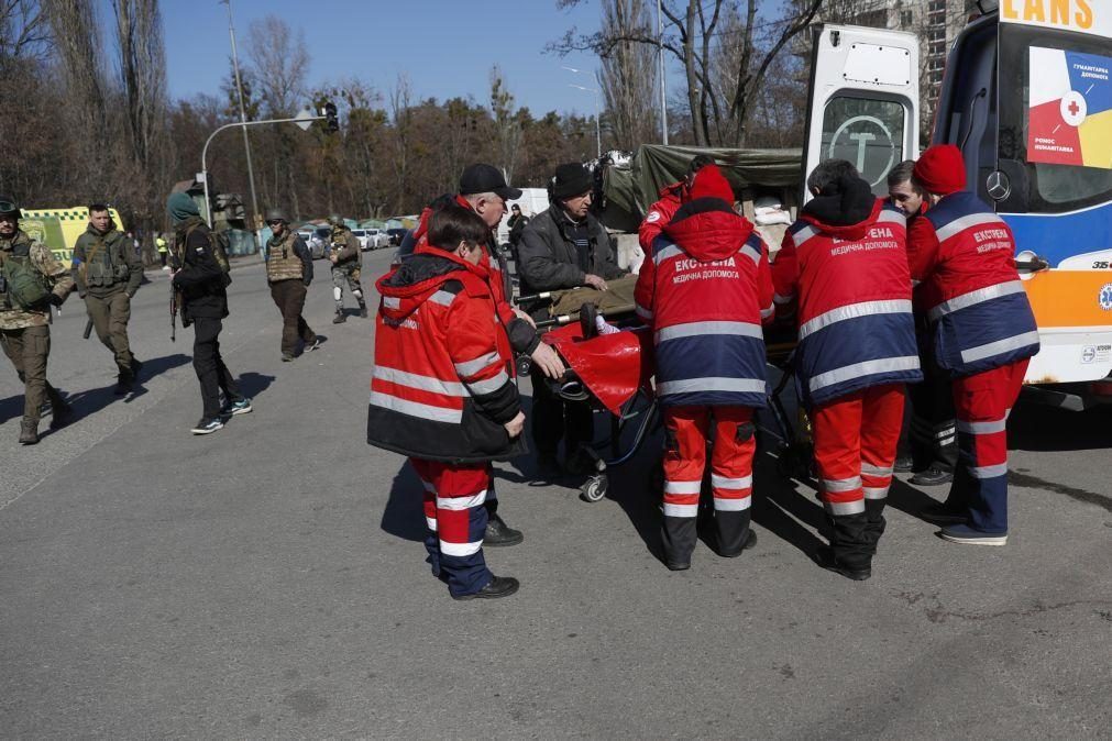 Ucrânia: Cinco feridos em explosão de obus defronte de prédio residencial em Kiev