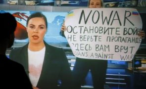 Jornalista russa que interrompeu noticiário multada em 460 euros