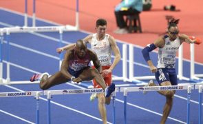 Atletismo/Mundiais: Grant Holloway iguala recorde do mundo dos 60 metros barreiras
