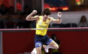 Atletismo/Mundiais: Duplantis bate recorde do mundo do salto com vara