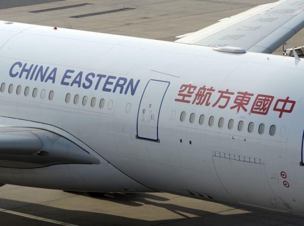 Avião que se despenhou na China levava 132 pessoas a bordo, segundo um novo balanço