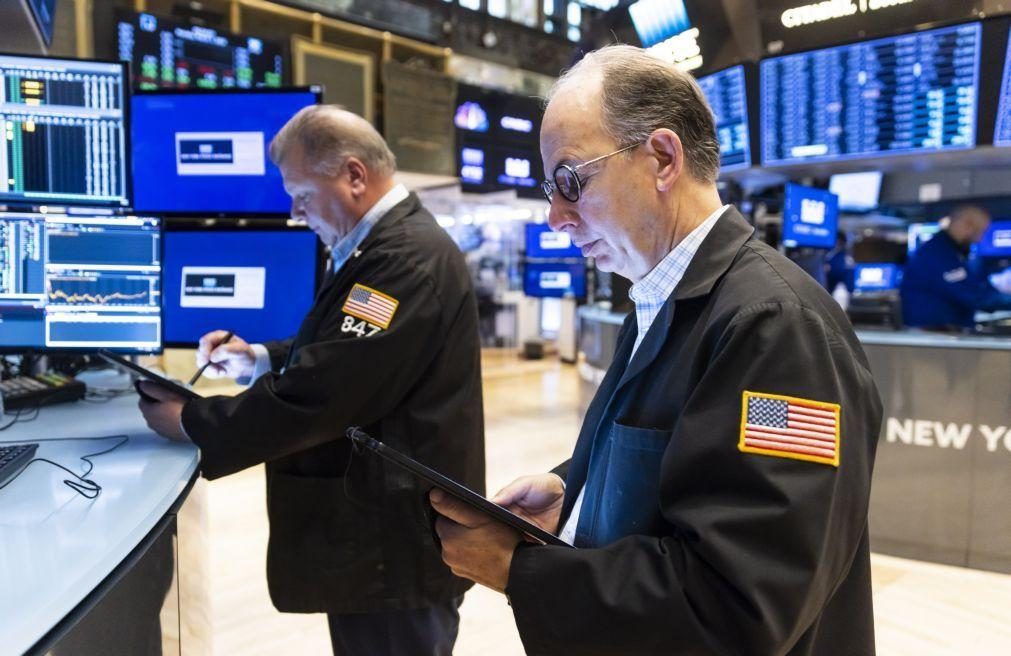 Wall Street fecha em baixa depois de chefe da Fed prometer combate à inflação