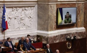 Ucrânia: Zelensky pede ajuda a França para pôr fim a 
