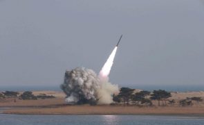 Japão afirma que míssil norte-coreano lançado hoje caiu em zona económica exclusiva