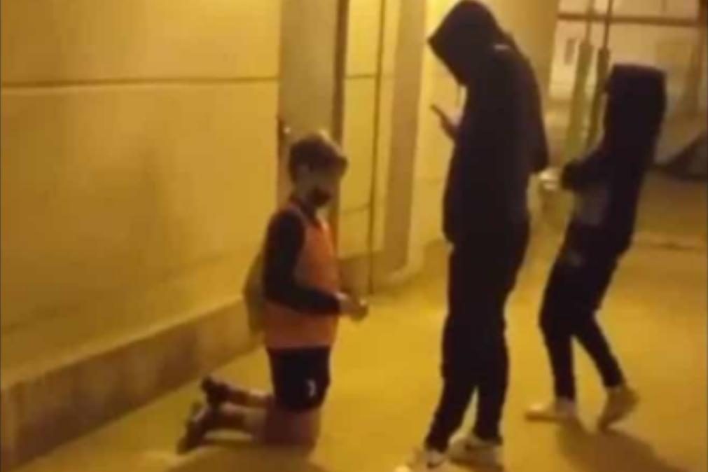 Jovens filmam agressão a menino de 13 anos [vídeo]