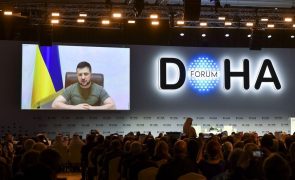 Ucrânia: Zelensky pede no Fórum de Doha reforma das instituições internacionais