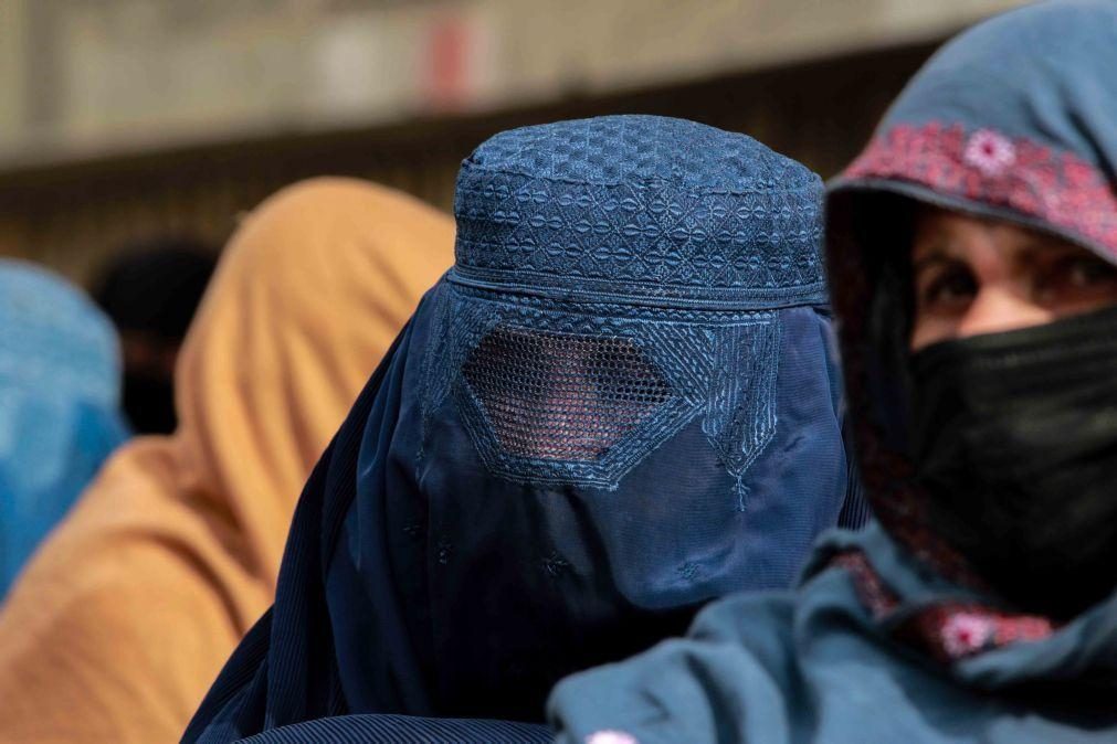 Mulheres impedidas de embarcar em voos no Afeganistão por falta de guardião masculino