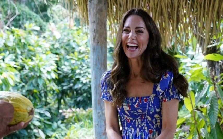 Kate Middleton desce do salto e usa sapatos de primavera/verão