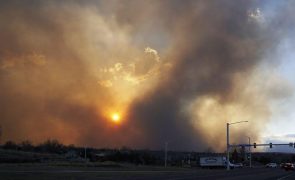Milhares de pessoas recebem ordem para sair de casa por causa dos incêndios no Colorado