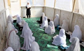 UE condena proibição de raparigas nas escolas do ensino secundário no Afeganistão