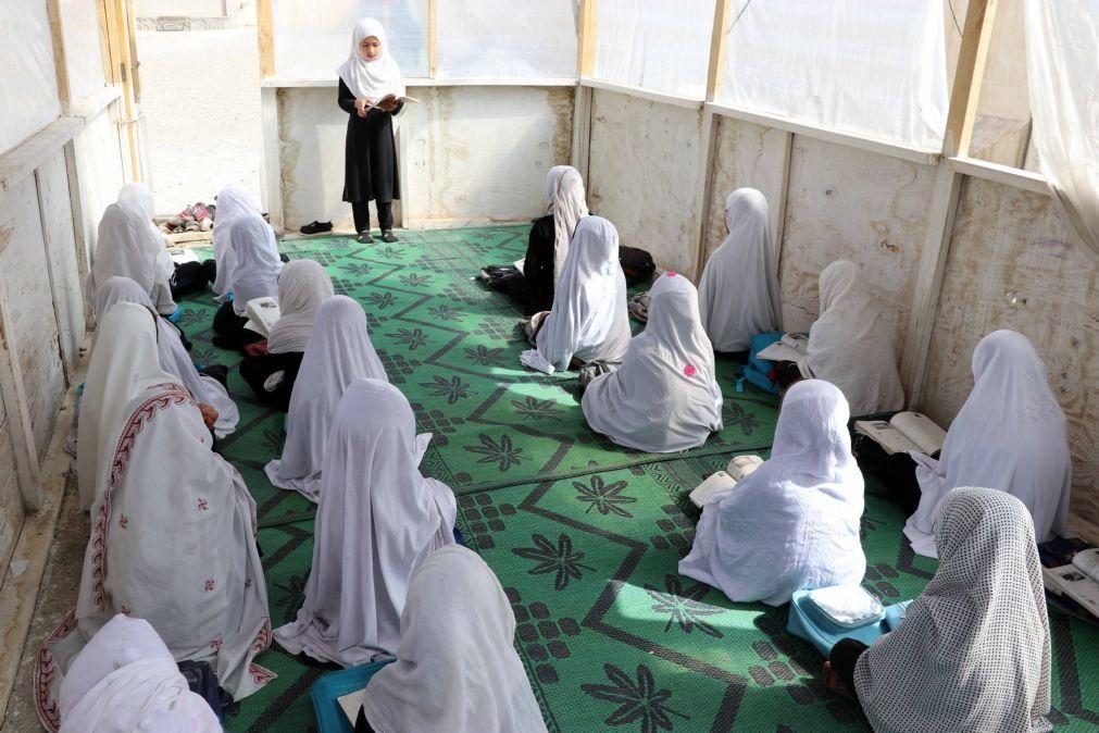 UE condena proibição de raparigas nas escolas do ensino secundário no Afeganistão