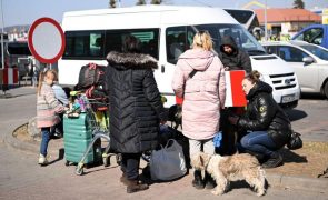 Ucrânia: UE cria centros de triagem para doentes nas fronteiras e doa 270 mil vacinas