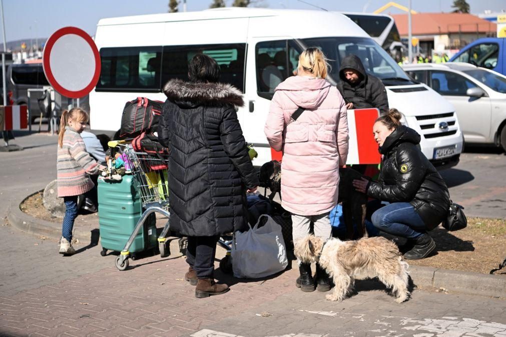 Ucrânia: UE cria centros de triagem para doentes nas fronteiras e doa 270 mil vacinas