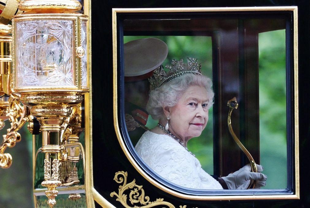 Rainha Isabel II aparece em público para homenagear marido