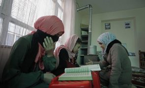 Afeganistão: Ajuda direcionada para outras crises humanitárias se escolas para raparigas não reabrirem - ONU