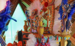 Brincadeira de Carnaval leva a exposição de 30 bonecas fantasiadas em São Vicente