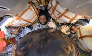 Cosmonautas russos e astronauta americano regressaram juntos à Terra em nave russa
