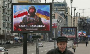 Ucrânia: Com um mês de guerra, Kiev volta ao trabalho para 