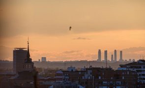 Confinamentos reduziram poluição atmosférica na Europa mas gases nocivos persistem