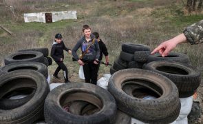 Ucrânia: Em Odessa, Ivan, Maxim e Dennis brincam à guerra dos adultos com 'checkpoint' para vigiar espiões russos