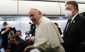 Papa Francisco usa pela primeira vez plataforma elevatória para entrar no avião