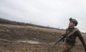 Ucrânia: Zelensky diz que russos estão a deixar minas 