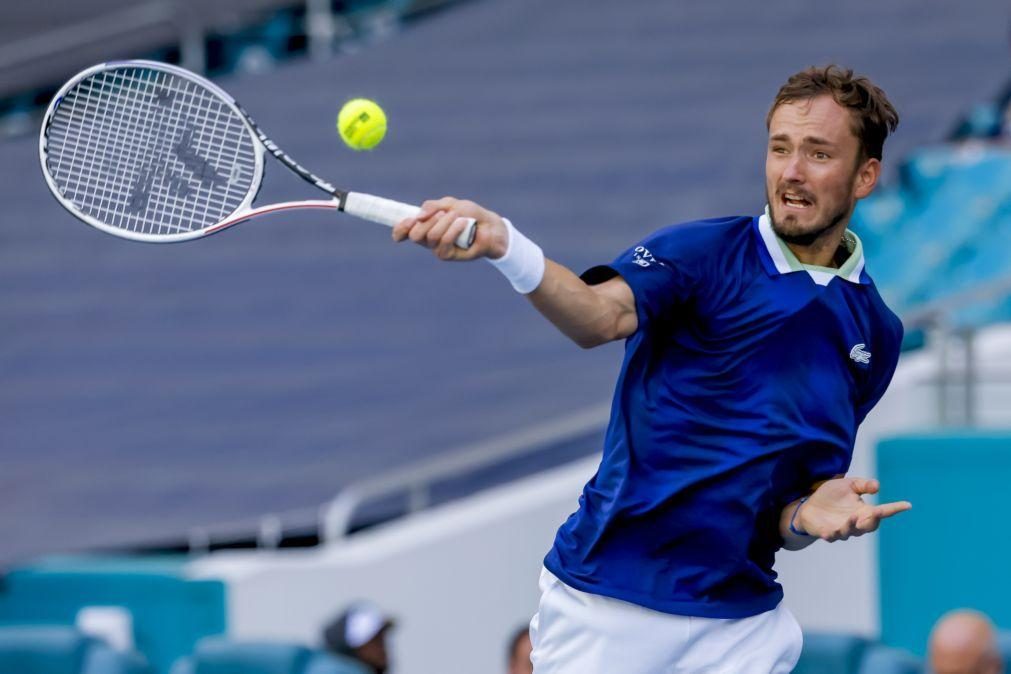 Tenista russo Daniil Medvedev operado a uma hérnia e pode falhar Roland Garros