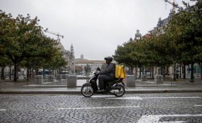 Estafetas das plataformas digitais exigem no Porto reajustamento das tarifas