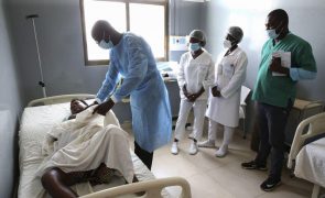 Médicos angolanos saíram à rua insatisfeitos com decisão do Governo suspender salários a grevistas