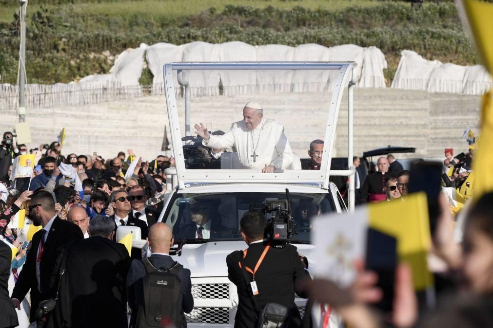 Papa pede bondade para com os refugiados durante visita a Malta
