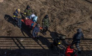 Ucrânia: Cinquenta e sete corpos encontrados numa vala comum em Busha