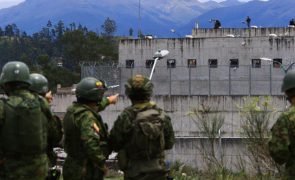 Pelo menos 19 mortos em confronto numa prisão no Equador