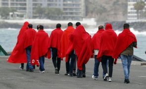 Quase 100 migrantes resgatados ao largo das ilhas Canárias