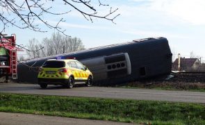 Cinco mortos e 10 feridos em colisão entre comboio e um veículo na Hungria