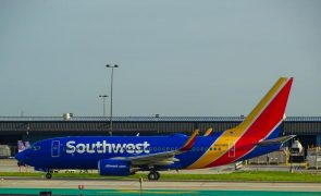 Homem masturba-se 4 vezes durante voo e acaba detido