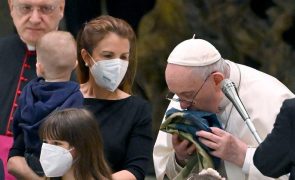 Ucrânia: Papa critica crueldade da guerra e beija bandeira proveniente de Bucha