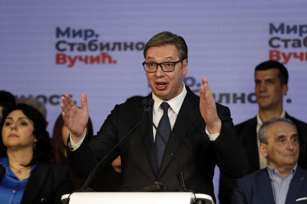 Sérvia diz a Putin que quer aderir à UE e manter estreita relação com a Rússia