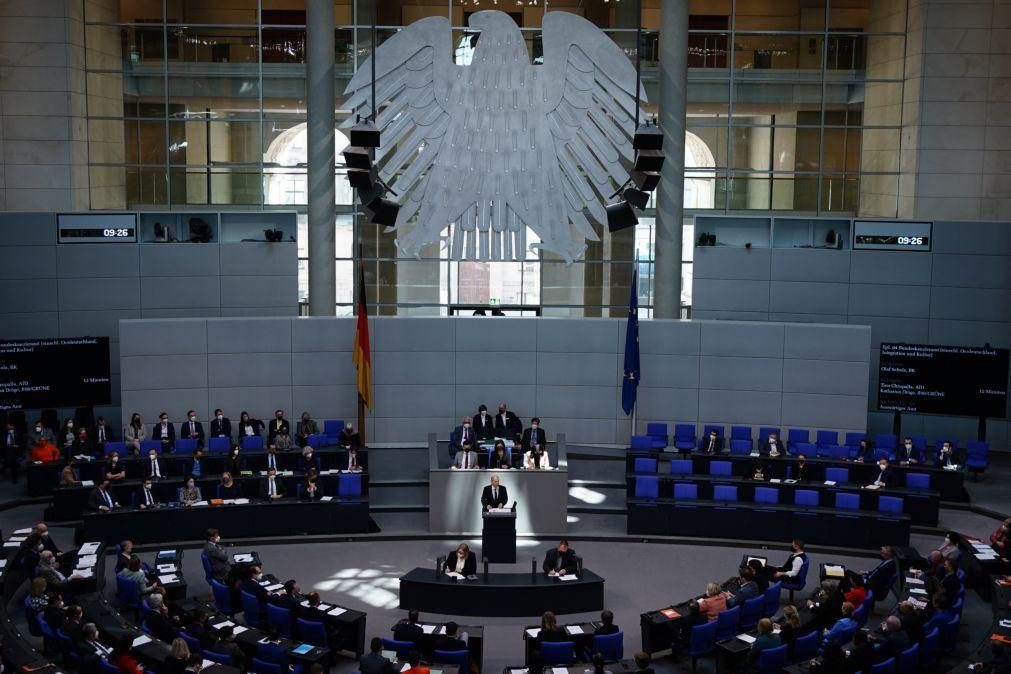 Covid-19: Parlamento alemão rejeita obrigatoriedade da vacina a partir dos 60 anos